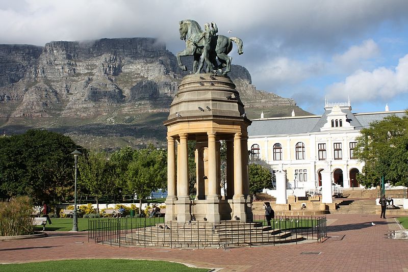 Cape Town – Companys Garden – Delville Wood Memorial – Wikipedia by KNewman1 – 800px-Delville_Wood_Memorial_01_CT