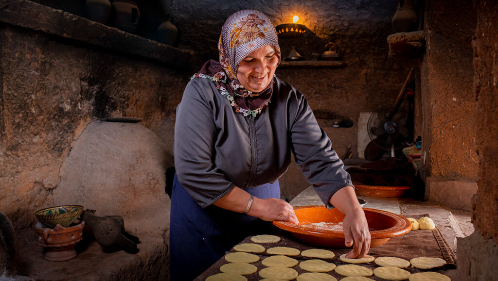 Kasbah Tamadot – Morocco – Berber woman baking bread – www-virginlimitededition-com – kt-berber-kitchen