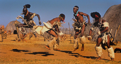 800px-Zulu_dancers – Wikipedia – by Hein Waschefort